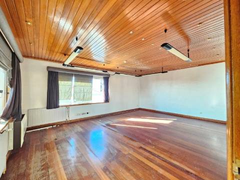 Edifício Industrial em Alfragide, Amadora, Lisboa.