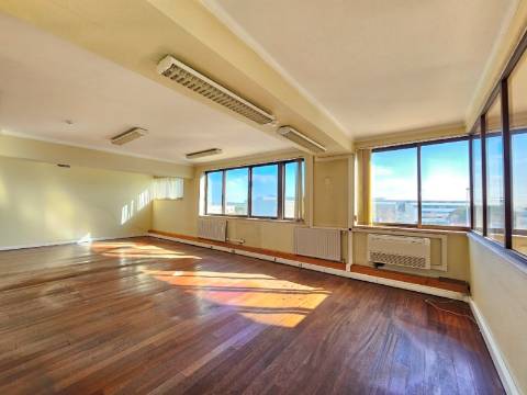 Edifício Industrial em Alfragide, Amadora, Lisboa.