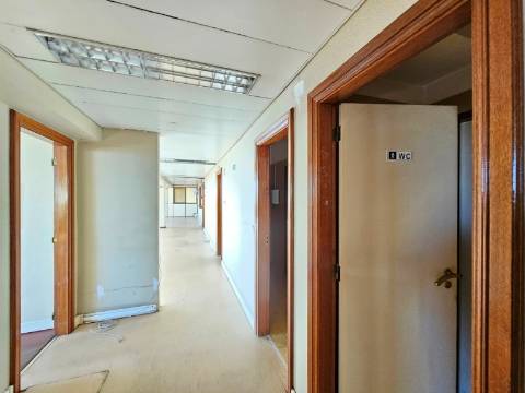 Edifício Industrial em Alfragide, Amadora, Lisboa.