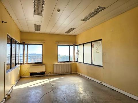 Edifício Industrial em Alfragide, Amadora, Lisboa.