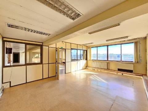 Edifício Industrial em Alfragide, Amadora, Lisboa.