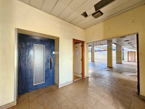 Edifício Industrial em Alfragide, Amadora, Lisboa.