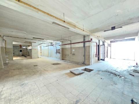 Edifício Industrial em Alfragide, Amadora, Lisboa.