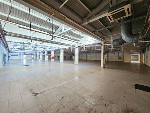 Edifício Industrial em Alfragide, Amadora, Lisboa.