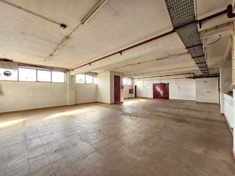 Edifício Industrial em Alfragide, Amadora, Lisboa.