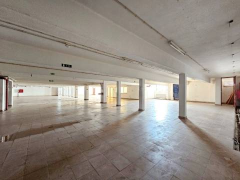 Edifício Industrial em Alfragide, Amadora, Lisboa.