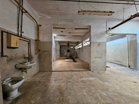 Edifício Industrial em Alfragide, Amadora, Lisboa.