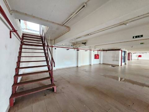 Edifício Industrial em Alfragide, Amadora, Lisboa.