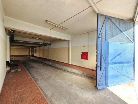 Edifício Industrial em Alfragide, Amadora, Lisboa.