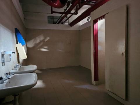 Edifício Industrial em Alfragide, Amadora, Lisboa.