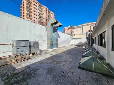 Edifício Industrial em Alfragide, Amadora, Lisboa.