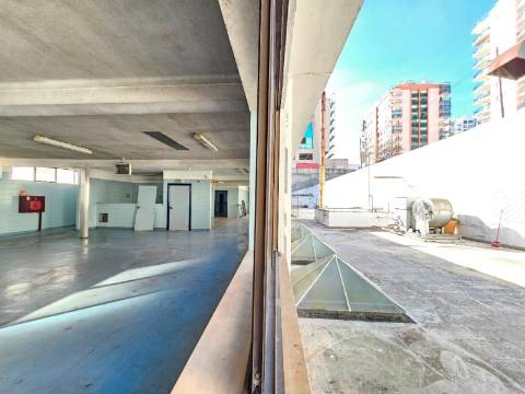 Edifício Industrial em Alfragide, Amadora, Lisboa.