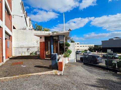 Edifício Industrial em Alfragide, Amadora, Lisboa.