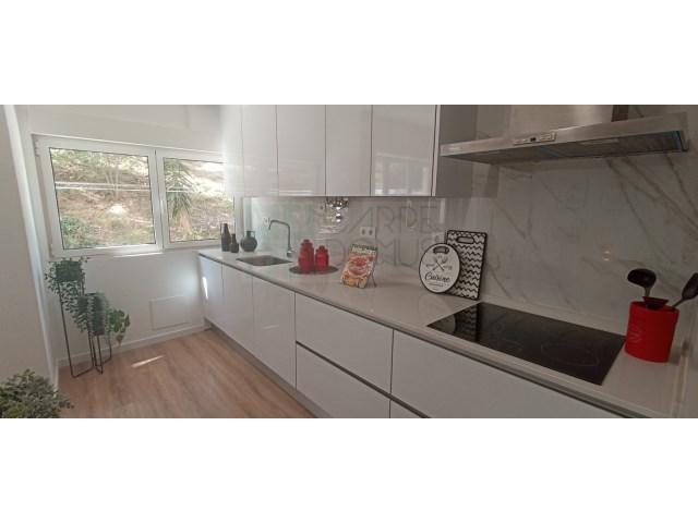 Apartamento T3 - totalmente remodelado, em Benfica