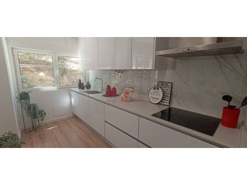Apartamento T3 - totalmente remodelado, em Benfica