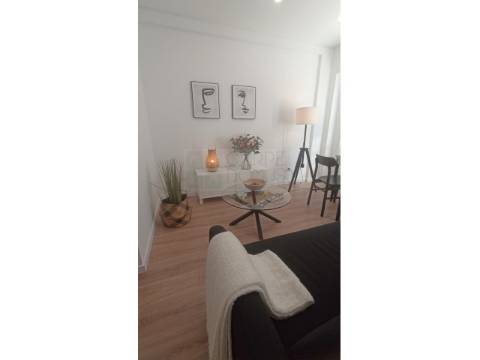 Apartamento T3 - totalmente remodelado, em Benfica