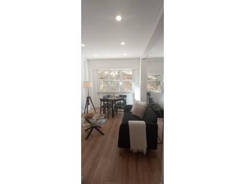 Apartamento T3 - totalmente remodelado, em Benfica