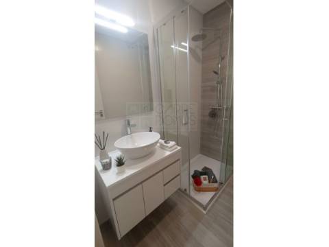 Apartamento T3 - totalmente remodelado, em Benfica