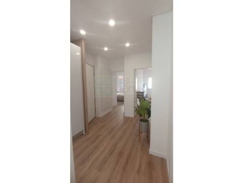 Apartamento T3 - totalmente remodelado, em Benfica