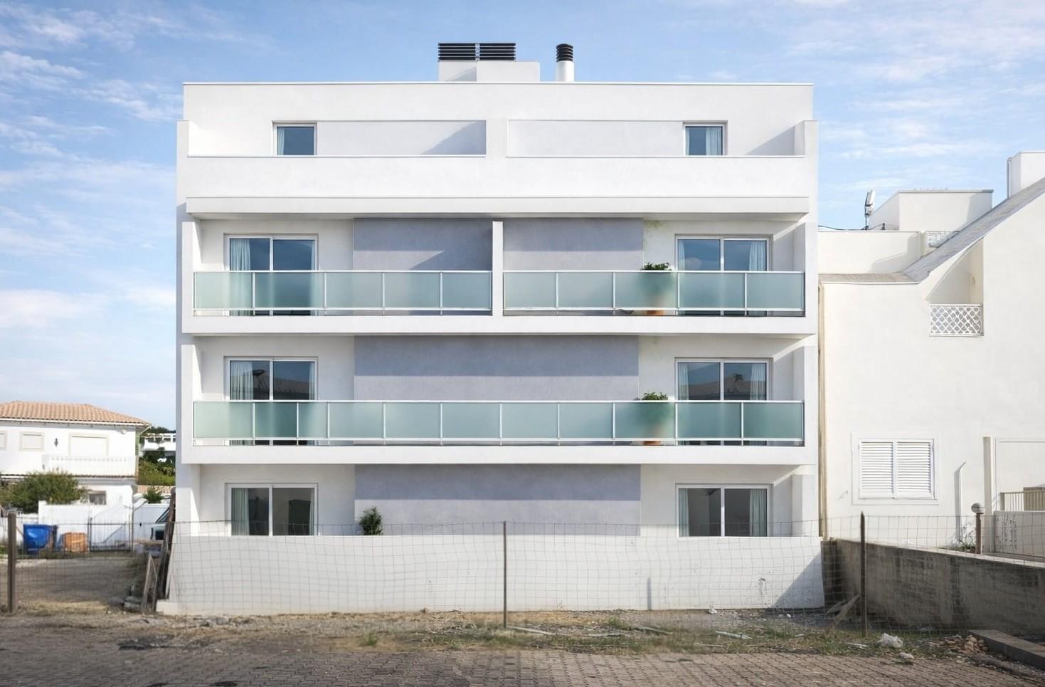 Apartamento T2 no 1º andar com Suíte e Varandas