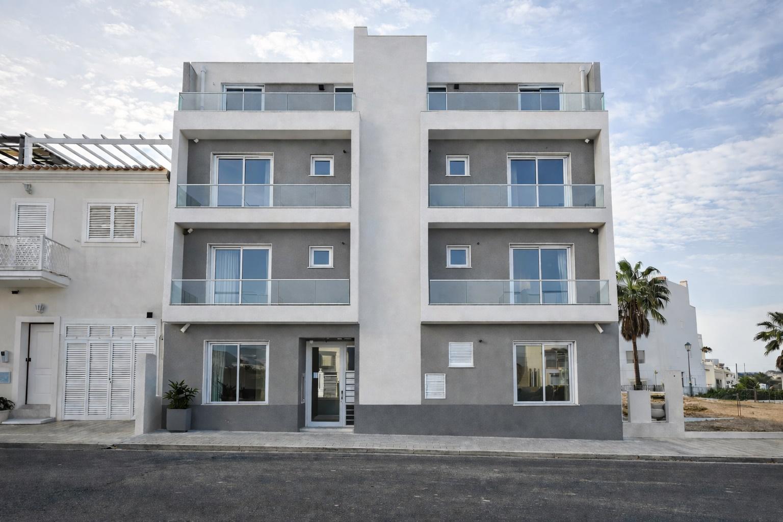 Apartamento T2 no 1º andar com Suíte e Varandas