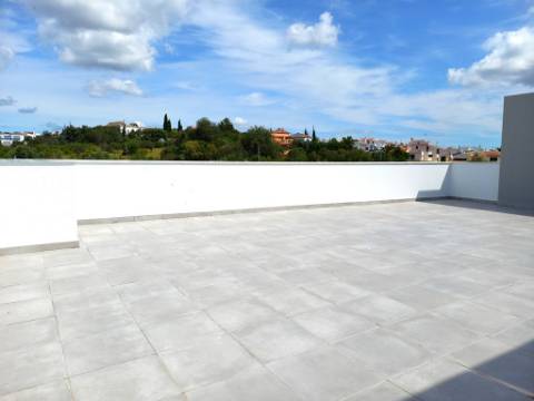 Apartamento T4 novo com 154,03m2, terraços no topo, garagem para 3 viaturas