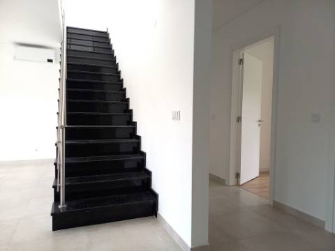 Apartamento T4 novo com 154,03m2, terraços no topo, garagem para 3 viaturas