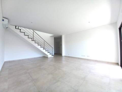 Apartamento T4 novo com 154,03m2, terraços no topo, garagem para 3 viaturas