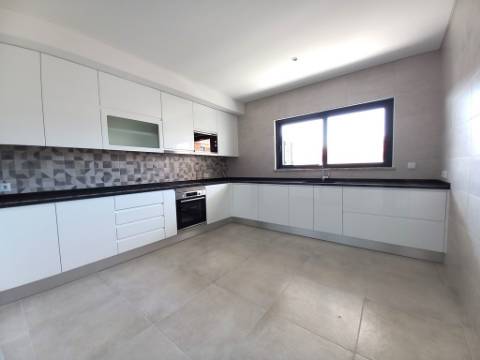 Apartamento T4 novo com 154,03m2, terraços no topo, garagem para 3 viaturas