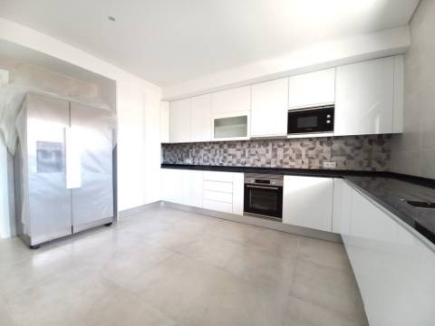 Apartamento T4 novo com 154,03m2, terraços no topo, garagem para 3 viaturas