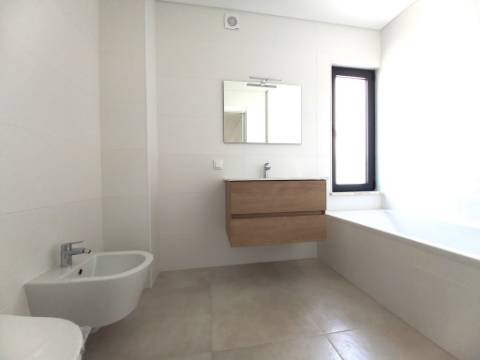 Apartamento T4 novo com 154,03m2, terraços no topo, garagem para 3 viaturas