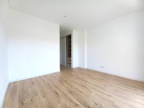 Apartamento T4 novo com 154,03m2, terraços no topo, garagem para 3 viaturas