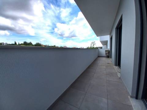 Apartamento T4 novo com 154,03m2, terraços no topo, garagem para 3 viaturas