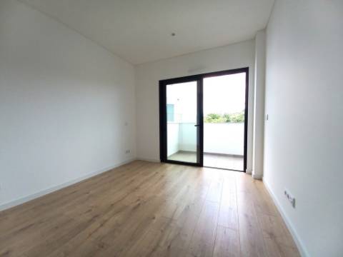 Apartamento T4 novo com 154,03m2, terraços no topo, garagem para 3 viaturas