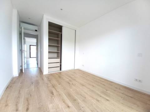 Apartamento T4 novo com 154,03m2, terraços no topo, garagem para 3 viaturas