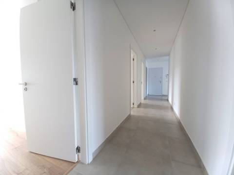 Apartamento T4 novo com 154,03m2, terraços no topo, garagem para 3 viaturas