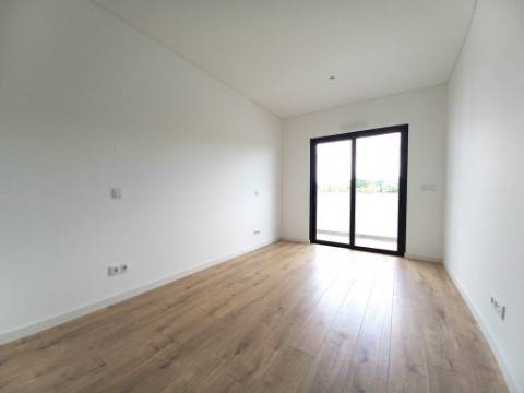 Apartamento T4 novo com 154,03m2, terraços no topo, garagem para 3 viaturas