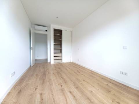 Apartamento T4 novo com 154,03m2, terraços no topo, garagem para 3 viaturas