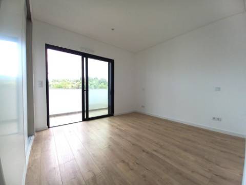 Apartamento T4 novo com 154,03m2, terraços no topo, garagem para 3 viaturas