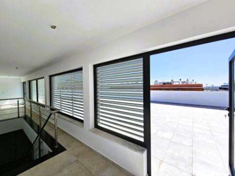 Apartamento T4 novo com 154,03m2, terraços no topo, garagem para 3 viaturas