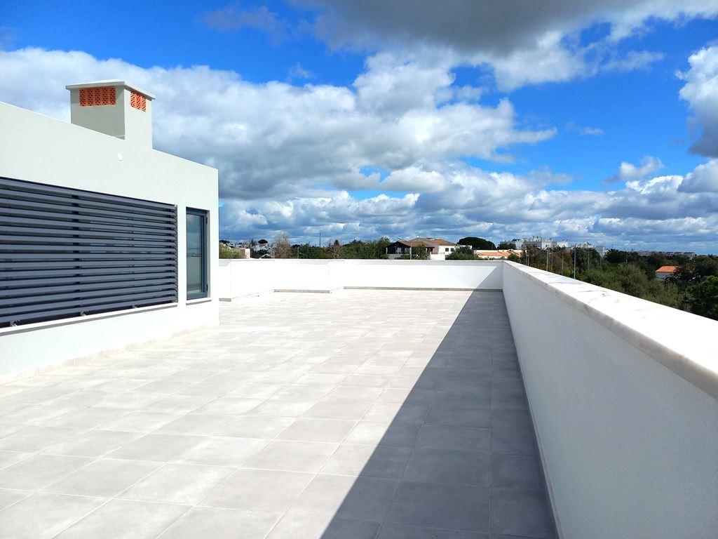 Apartamento T4 novo com 162,67m2, terraço no topo, garagem para 3 viaturas