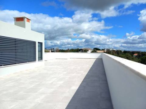 Apartamento T4 novo com 162,67m2, terraço no topo, garagem para 3 viaturas