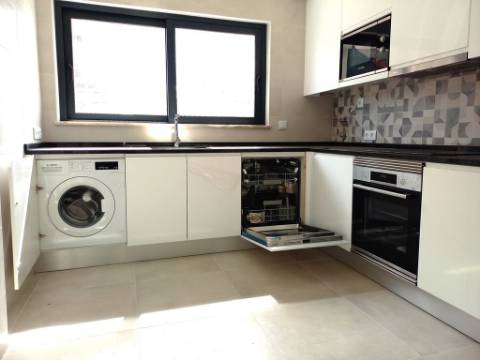 Apartamento T4 novo com 162,67m2, terraço no topo, garagem para 3 viaturas