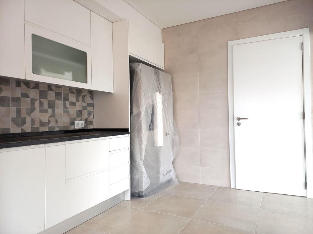 Apartamento T4 novo com 162,67m2, terraço no topo, garagem para 3 viaturas