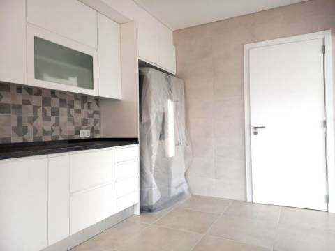 Apartamento T4 novo com 162,67m2, terraço no topo, garagem para 3 viaturas