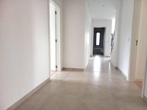 Apartamento T4 novo com 162,67m2, terraço no topo, garagem para 3 viaturas