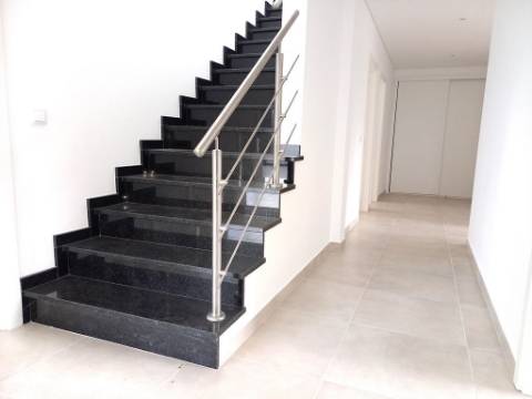 Apartamento T4 novo com 162,67m2, terraço no topo, garagem para 3 viaturas