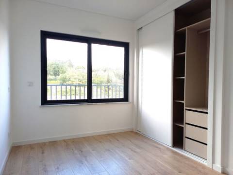 Apartamento T4 novo com 162,67m2, terraço no topo, garagem para 3 viaturas