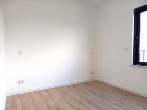 Apartamento T4 novo com 162,67m2, terraço no topo, garagem para 3 viaturas