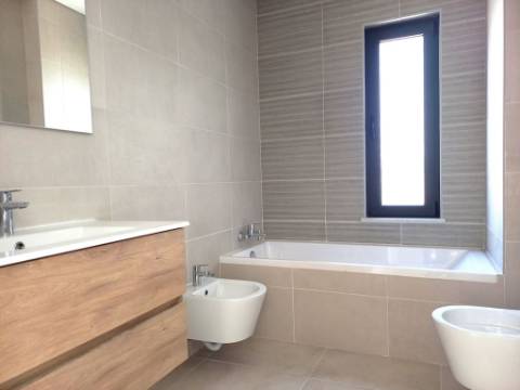 Apartamento T4 novo com 162,67m2, terraço no topo, garagem para 3 viaturas